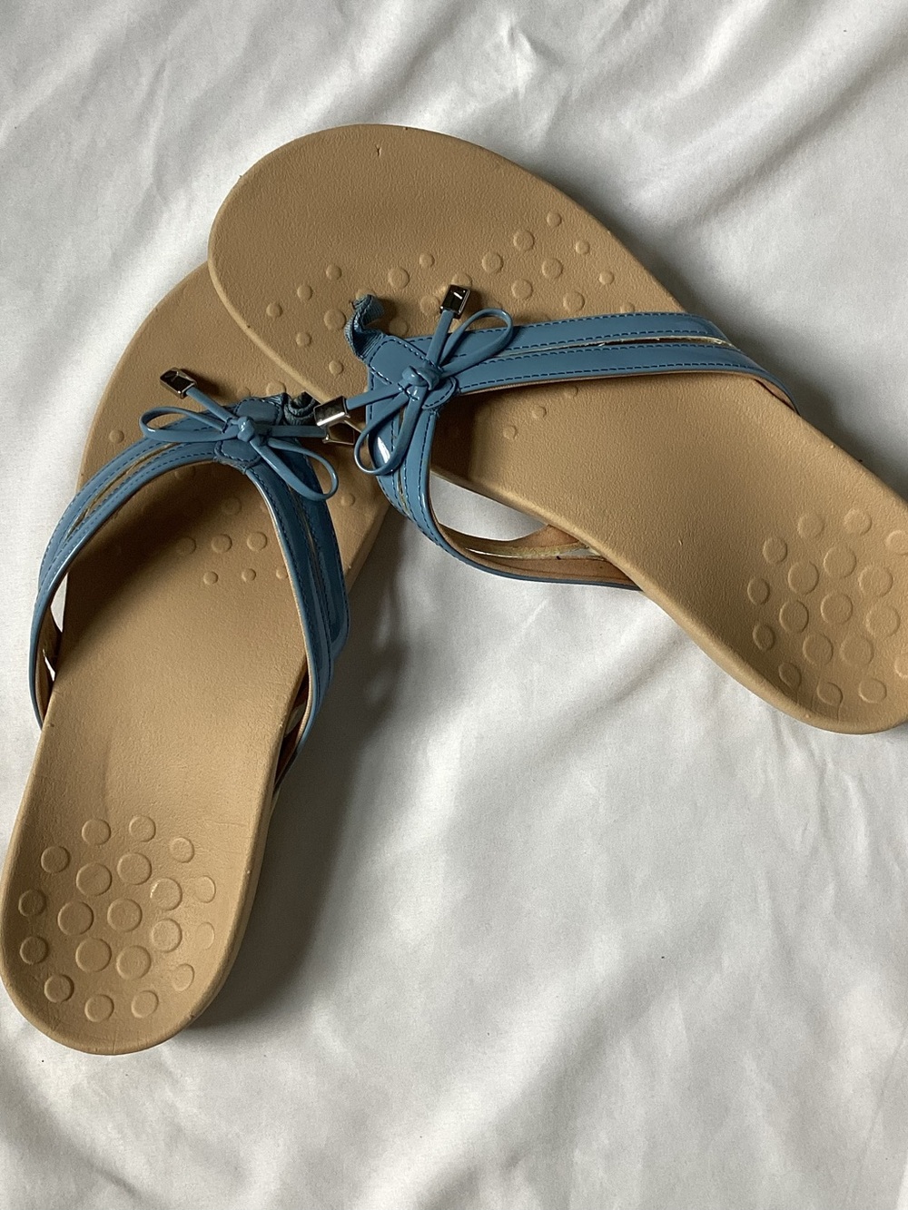 Vionic Ladies Bella X Blue Patent Leather Bow Tie Thong Sandals Size 10